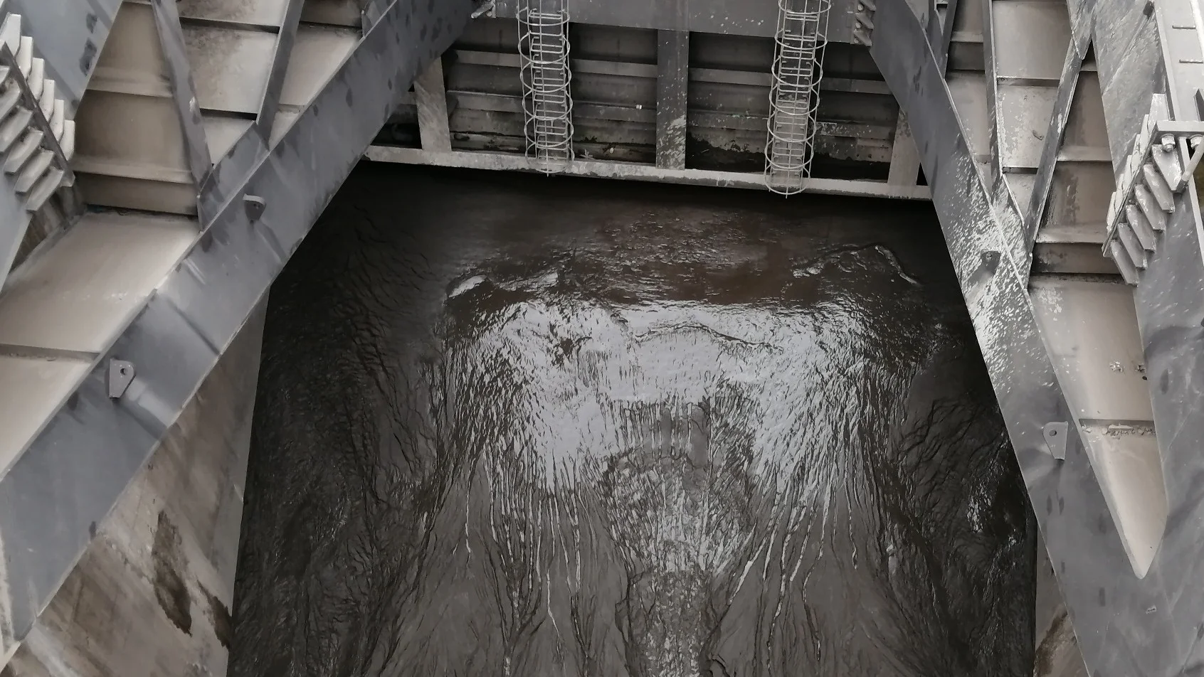 Massive Radial Gate Reopens After 10 Years — Watch a Decade of Silt Break Loose at 2000mm Gate Opening