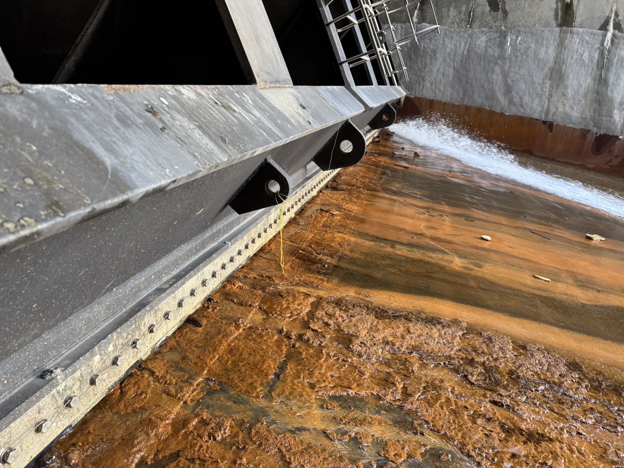 Tainter Gate Sill Corrosion and Active Leakage Observed