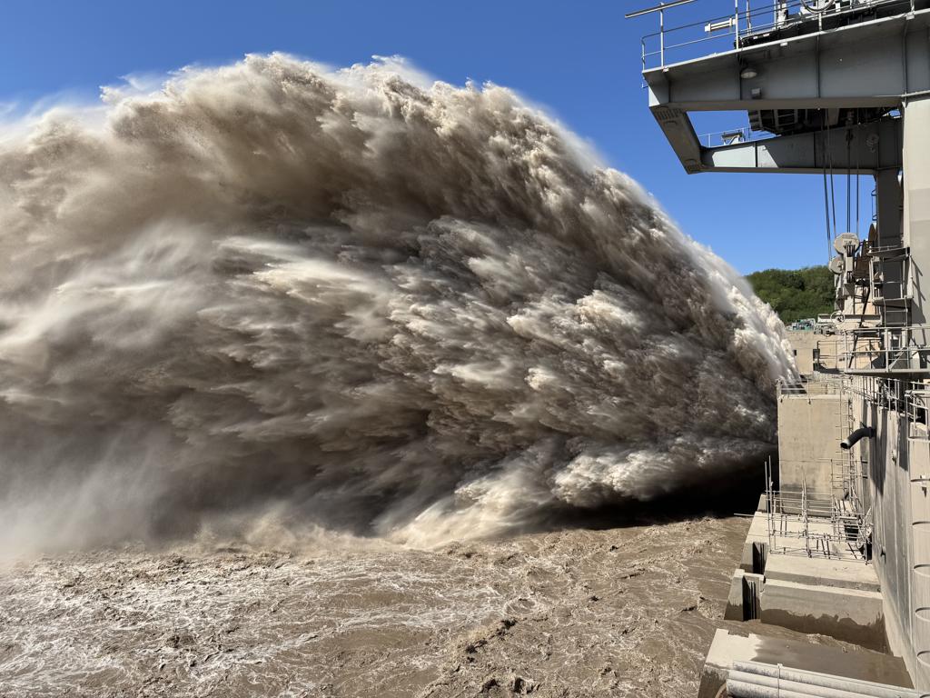 Mega Dam Reservoir Silt Flushing Through Turbine Irrigation Relief Valve | Engineering in Action
